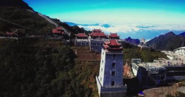 Tapınağın hava manzaralı mimarisi ve Fansipan dağının tepesindeki pagoda Sapa, Lao Cai, Vietnam 'ın güzel doğal manzaralı Ağustos ayı.