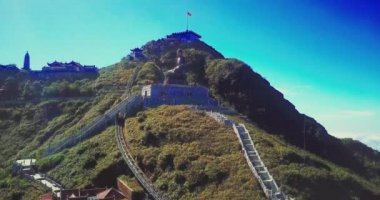 Tapınağın hava manzaralı mimarisi ve Fansipan dağının tepesindeki pagoda Sapa, Lao Cai, Vietnam 'ın güzel doğal manzaralı Ağustos ayı.