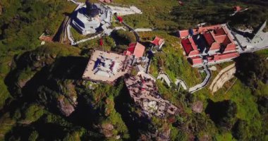 Tapınağın hava manzaralı mimarisi ve Fansipan dağının tepesindeki pagoda Sapa, Lao Cai, Vietnam 'ın güzel doğal manzaralı Ağustos ayı.