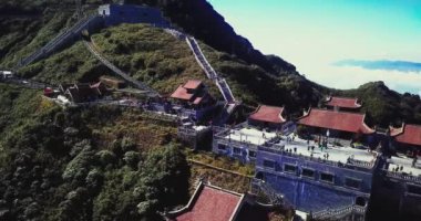 Tapınağın hava manzaralı mimarisi ve Fansipan dağının tepesindeki pagoda Sapa, Lao Cai, Vietnam 'ın güzel doğal manzaralı Ağustos ayı.
