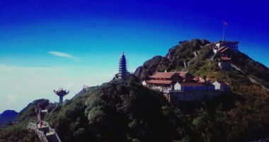 Tapınağın hava manzaralı mimarisi ve Fansipan dağının tepesindeki pagoda Sapa, Lao Cai, Vietnam 'ın güzel doğal manzaralı Ağustos ayı.