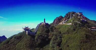 Tapınağın hava manzaralı mimarisi ve Fansipan dağının tepesindeki pagoda Sapa, Lao Cai, Vietnam 'ın güzel doğal manzaralı Ağustos ayı.