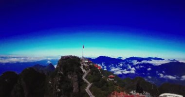 Tapınağın hava manzaralı mimarisi ve Fansipan dağının tepesindeki pagoda Sapa, Lao Cai, Vietnam 'ın güzel doğal manzaralı Ağustos ayı.
