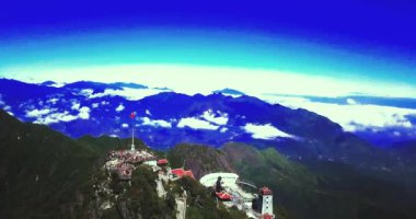 Tapınağın hava manzaralı mimarisi ve Fansipan dağının tepesindeki pagoda Sapa, Lao Cai, Vietnam 'ın güzel doğal manzaralı Ağustos ayı.
