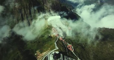 Tapınağın hava manzaralı mimarisi ve Fansipan dağının tepesindeki pagoda Sapa, Lao Cai, Vietnam 'ın güzel doğal manzaralı Ağustos ayı.