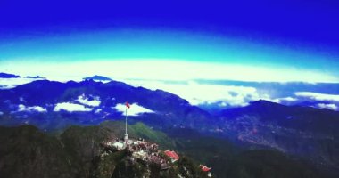 Tapınağın hava manzaralı mimarisi ve Fansipan dağının tepesindeki pagoda Sapa, Lao Cai, Vietnam 'ın güzel doğal manzaralı Ağustos ayı.