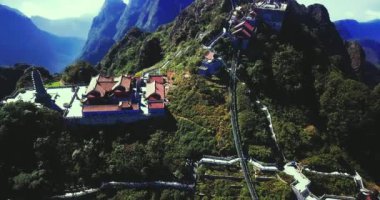 Tapınağın hava manzaralı mimarisi ve Fansipan dağının tepesindeki pagoda Sapa, Lao Cai, Vietnam 'ın güzel doğal manzaralı Ağustos ayı.