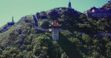Tapınağın hava manzaralı mimarisi ve Fansipan dağının tepesindeki pagoda Sapa, Lao Cai, Vietnam 'ın güzel doğal manzaralı Ağustos ayı.