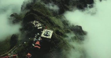 Tapınağın hava manzaralı mimarisi ve Fansipan dağının tepesindeki pagoda Sapa, Lao Cai, Vietnam 'ın güzel doğal manzaralı Ağustos ayı.