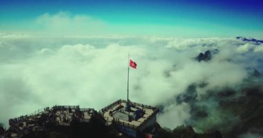 Tapınağın hava manzaralı mimarisi ve Fansipan dağının tepesindeki pagoda Sapa, Lao Cai, Vietnam 'ın güzel doğal manzaralı Ağustos ayı.