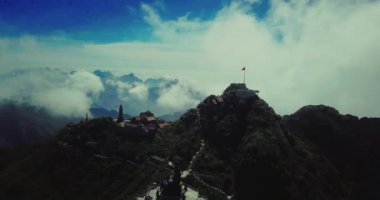 Tapınağın hava manzaralı mimarisi ve Fansipan dağının tepesindeki pagoda Sapa, Lao Cai, Vietnam 'ın güzel doğal manzaralı Ağustos ayı.