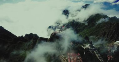Tapınağın hava manzaralı mimarisi ve Fansipan dağının tepesindeki pagoda Sapa, Lao Cai, Vietnam 'ın güzel doğal manzaralı Ağustos ayı.