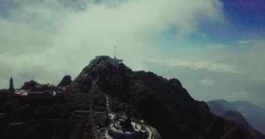 Tapınağın hava manzaralı mimarisi ve Fansipan dağının tepesindeki pagoda Sapa, Lao Cai, Vietnam 'ın güzel doğal manzaralı Ağustos ayı.