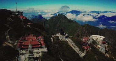 Tapınağın hava manzaralı mimarisi ve Fansipan dağının tepesindeki pagoda Sapa, Lao Cai, Vietnam 'ın güzel doğal manzaralı Ağustos ayı.