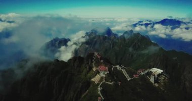 Tapınağın hava manzaralı mimarisi ve Fansipan dağının tepesindeki pagoda Sapa, Lao Cai, Vietnam 'ın güzel doğal manzaralı Ağustos ayı.