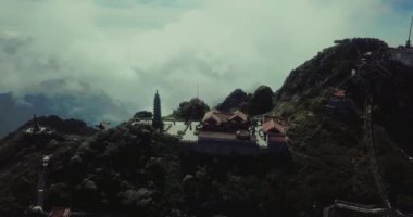 Tapınağın hava manzaralı mimarisi ve Fansipan dağının tepesindeki pagoda Sapa, Lao Cai, Vietnam 'ın güzel doğal manzaralı Ağustos ayı.
