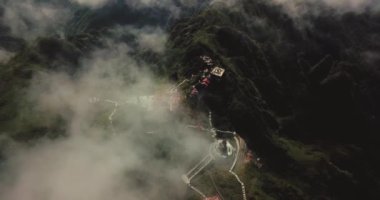 Tapınağın hava manzaralı mimarisi ve Fansipan dağının tepesindeki pagoda Sapa, Lao Cai, Vietnam 'ın güzel doğal manzaralı Ağustos ayı.