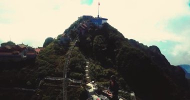 Tapınağın hava manzaralı mimarisi ve Fansipan dağının tepesindeki pagoda Sapa, Lao Cai, Vietnam 'ın güzel doğal manzaralı Ağustos ayı.