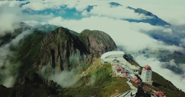 베트남 케이의 아름다운 경관이 판시판산 꼭대기에 신전과 건축물들을 공중에서 수있다 — 비디오