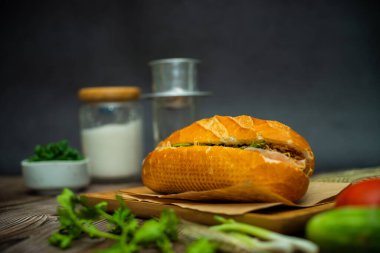 Yemek molasında. Ünlü Vietnam yemekleri Banh mi thit ve sade kahveydir, hammaddeyle doldurulmuş ekmeğin popüler sokak yemekleri: domuz eti, jambon, börek, yumurta ve taze ottur. Tipik Vietnam sandviçi.