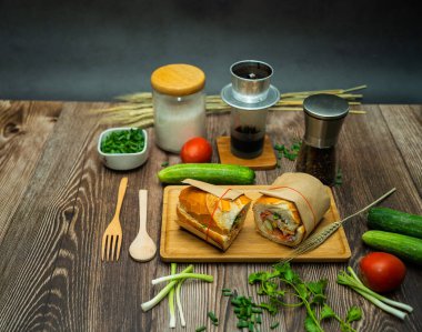 Yemek molasında. Ünlü Vietnam yemekleri Banh mi thit ve sade kahveydir, hammaddeyle doldurulmuş ekmeğin popüler sokak yemekleri: domuz eti, jambon, börek, yumurta ve taze ottur. Tipik Vietnam sandviçi.