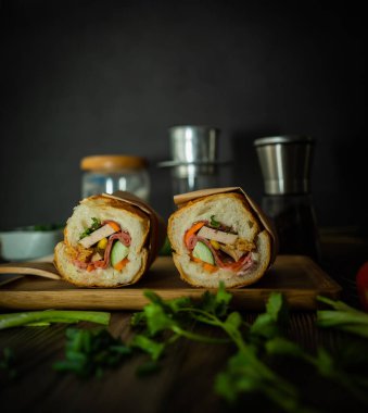 Yemek molasında. Ünlü Vietnam yemekleri Banh mi thit ve sade kahveydir, hammaddeyle doldurulmuş ekmeğin popüler sokak yemekleri: domuz eti, jambon, börek, yumurta ve taze ottur. Tipik Vietnam sandviçi.