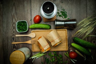 Yemek molasında. Ünlü Vietnam yemekleri Banh mi thit ve sade kahveydir, hammaddeyle doldurulmuş ekmeğin popüler sokak yemekleri: domuz eti, jambon, börek, yumurta ve taze ottur. Tipik Vietnam sandviçi.