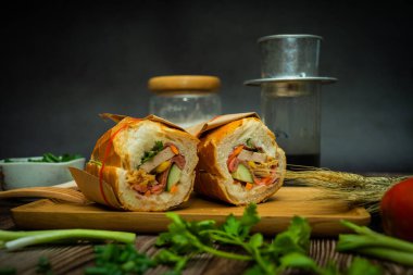 Yemek molasında. Ünlü Vietnam yemekleri Banh mi thit ve sade kahveydir, hammaddeyle doldurulmuş ekmeğin popüler sokak yemekleri: domuz eti, jambon, börek, yumurta ve taze ottur. Tipik Vietnam sandviçi.