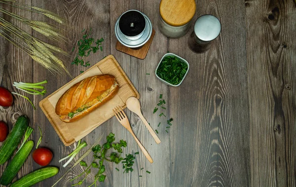 Yemek molasında. Ünlü Vietnam yemekleri Banh mi thit ve sade kahveydir, hammaddeyle doldurulmuş ekmeğin popüler sokak yemekleri: domuz eti, jambon, börek, yumurta ve taze ottur. Tipik Vietnam sandviçi.