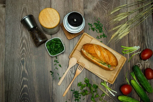 Yemek molasında. Ünlü Vietnam yemekleri Banh mi thit ve sade kahveydir, hammaddeyle doldurulmuş ekmeğin popüler sokak yemekleri: domuz eti, jambon, börek, yumurta ve taze ottur. Tipik Vietnam sandviçi.