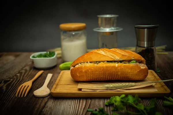 Yemek molasında. Ünlü Vietnam yemekleri Banh mi thit ve sade kahveydir, hammaddeyle doldurulmuş ekmeğin popüler sokak yemekleri: domuz eti, jambon, börek, yumurta ve taze ottur. Tipik Vietnam sandviçi.