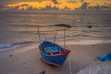 Geleneksel yollarla, geleneksel mavi ahşap tekneleri denizden kıyıya iten yerel balıkçıların görüntüsü, ağlardan balık avlama sahnesiyle şafak sökerken, balık avlama sahnesiyle balıklarını toplarlar..