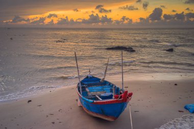 Geleneksel yollarla, geleneksel mavi ahşap tekneleri denizden kıyıya iten yerel balıkçıların görüntüsü, ağlardan balık avlama sahnesiyle şafak sökerken, balık avlama sahnesiyle balıklarını toplarlar..