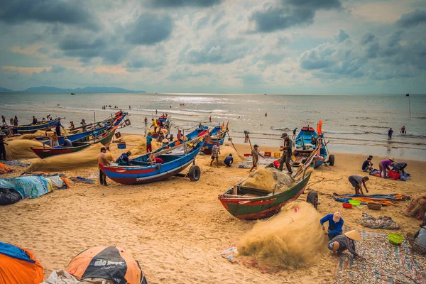 Vung Tau Vietnã Agosto 2020 Visão Dos Pescadores Locais Empurrando — Fotografia de Stock