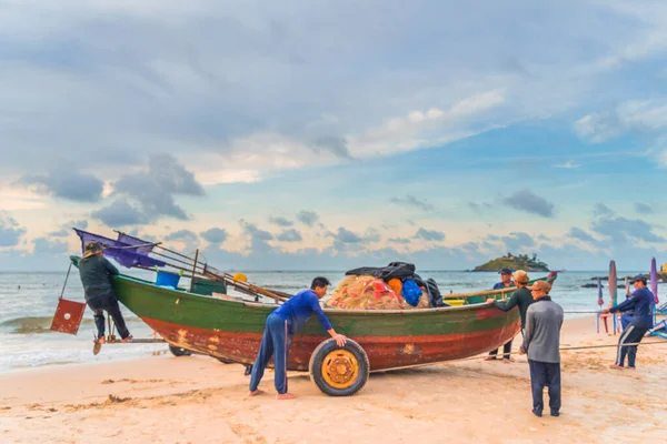 Vung Tau Wietnam Sie 2020 Widok Lokalnych Rybaków Pchających Tradycyjne — Zdjęcie stockowe