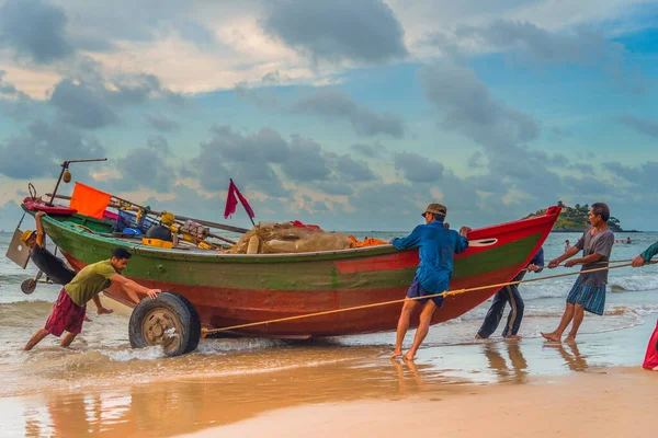 Vung Tau Wietnam Sie 2020 Widok Lokalnych Rybaków Pchających Tradycyjne — Zdjęcie stockowe