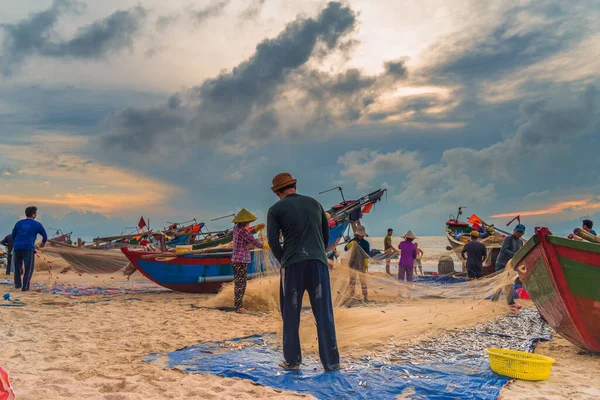 Vung Tau Vietnã Agosto 2020 Visão Dos Pescadores Locais Empurrando — Fotografia de Stock