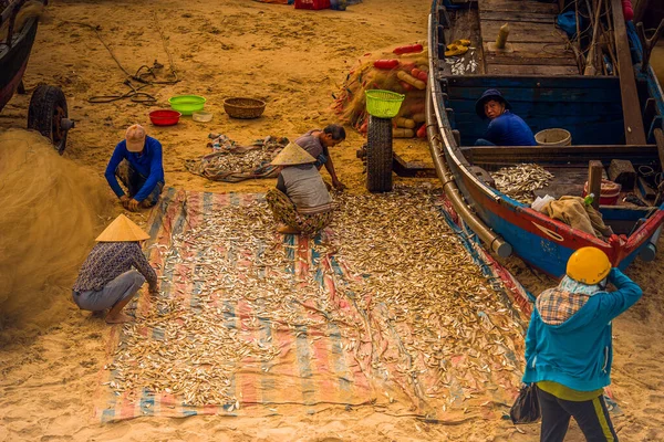 Vung Tau Vietnam Ago 2020 Vista Los Pescadores Locales Empujando — Foto de Stock