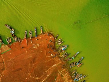 Ben Nom balıkçı köyünün hava manzarası, Tri An Gölü 'ndeki yeşil alg mevsiminin parlak, taze, yeşil bir görüntüsü, pek çok geleneksel balıkçı teknesi demirli. Dong Nai, Vietnam 'da bir yer
