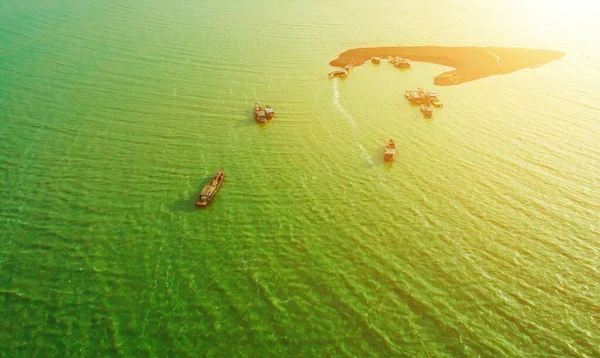 ノム漁村 多くの伝統的な漁船が停泊しているトライ アン湖の緑の藻類の季節の鮮やかで新鮮な緑のイメージの空中ビュー 場所ドンナイ省 ベトナム — ストック写真