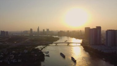 Bitexco 'nun Ho Chi Minh şehrinde gün batımında 1. Mıntıka' daki hava görüntüleri.