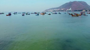 Balıkçı limanı havası manzarası, inanılmaz bir arka plan. Suyun rengi ve Vung Tau yarımadasında geleneksel mavi ahşap tekneler, Vietnam..