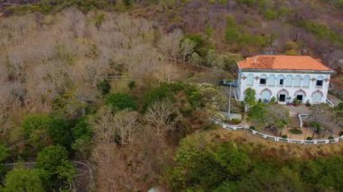 Vietnam 'ın Vung Tau şehrindeki Beyaz Saray' ın (yerel adı Bach Dinh) havadan görünüşü. Fransız Genel Valisi Paul Doumer 'in bir yazlık evi olarak inşa edilmiştir (1898 - 1916).. 