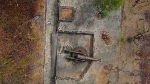 Flygfoto Över Slaget Vid Forntida Artilleri Och Stora Berg Torpedtunnlar — Stockvideo