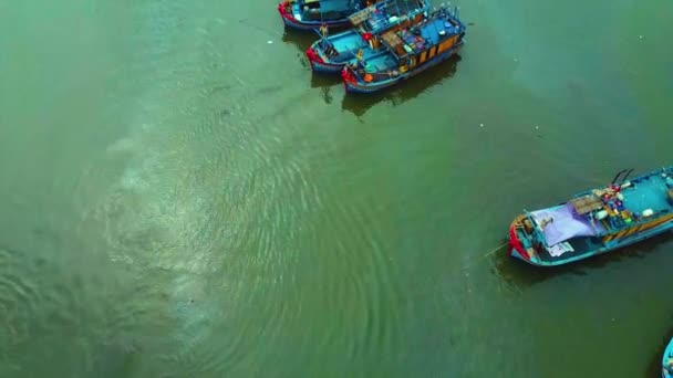 渔港鸟瞰全景 令人赞叹的大自然背景 越南万头半岛的海水色彩艳丽 配上传统的蓝色木船 — 图库视频影像