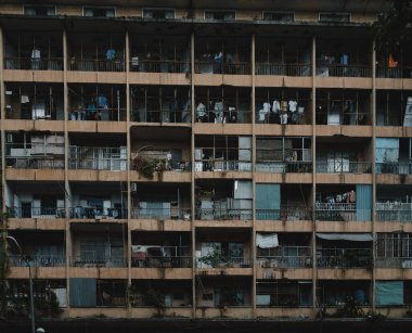 Eski apartman binası (1975 'ten önce), Saygon, Vietnam' da yıkılan ve aşırı kalabalık bir apartmanın balkonları (Ho Chi Minh City))
