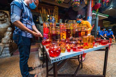 Ho Chi Minh, Vietnam - 31 Ağustos 2020: 31 Ağustos 2020 'de insanlar 5. Mıntıka, Ho Chi Minh City, Vietnam' daki 1000 Buda Tapınağı veya Chua Van Phat pagoda 'yı ziyaret ediyor.