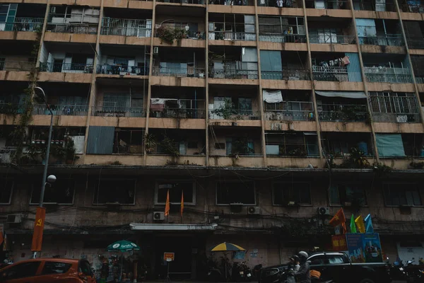 胡志明 2020年8月31日 旧公寓楼 1975年前 位于越南西贡 胡志明市 一座破旧而拥挤的公寓楼的阳台 — 图库照片