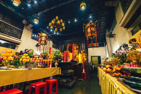 Ho Chi Minh, Vietnam - 31 Ağustos 2020: Thousand Buddha Temple veya Chua Van Phat pagoda in District 5, Ho Chi Minh City, Vietnam 31 Ağustos 2020