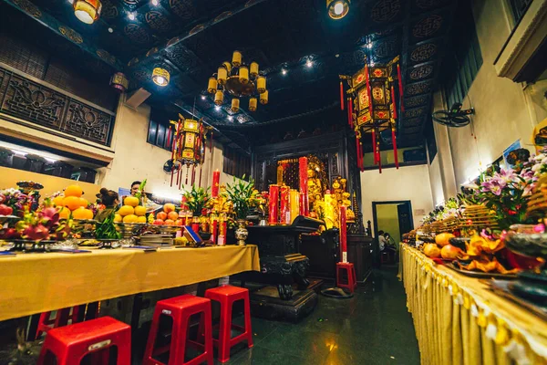 Ho Chi Minh, Vietnam - 31 Ağustos 2020: Thousand Buddha Temple veya Chua Van Phat pagoda in District 5, Ho Chi Minh City, Vietnam 31 Ağustos 2020